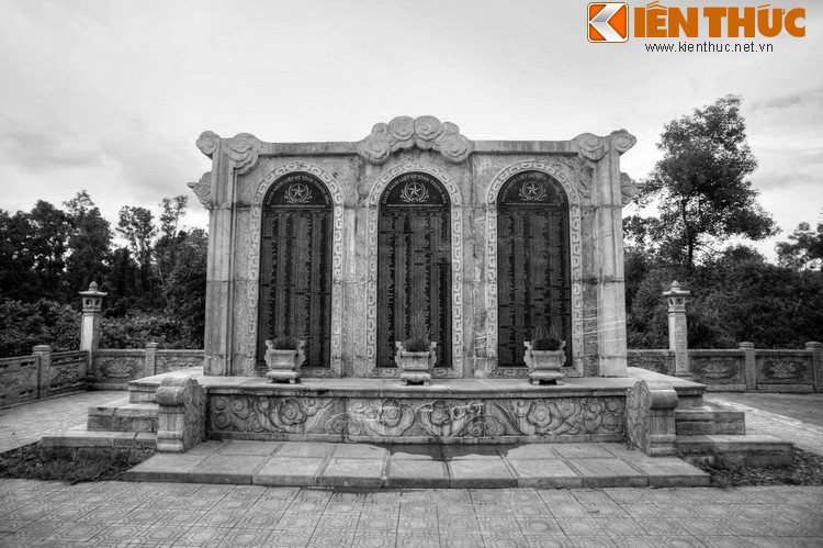 Hỏi ra mới biết trong buổi lễ viếng hôm qua vì trời mưa nên đoàn làm thủ tục vội vàng chưa chu đáo nên được các liệt sĩ báo mộng "nhắc nhở". Không yên tâm ra về, đoàn đã quyết định trở lại nghĩa trang Trường Sơn và tổ chức lễ viếng liệt sĩ đúng nghi thức và rất chu đáo.