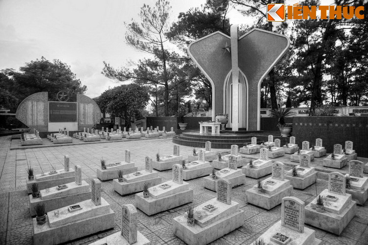 Ông Ái kể lại việc này và bàn với anh em sẽ làm lễ cúng tất niên vào ngày 27 tháng Chạp. Tiếc thay, ngày đó khách đến viếng cũng rất đông nên kế hoạch đành phải hoãn lại. Anh em quản trang chưa kịp thắp hương cáo lỗi liệt sĩ thì tối hôm đó sự việc lại lặp lại như hôm qua.