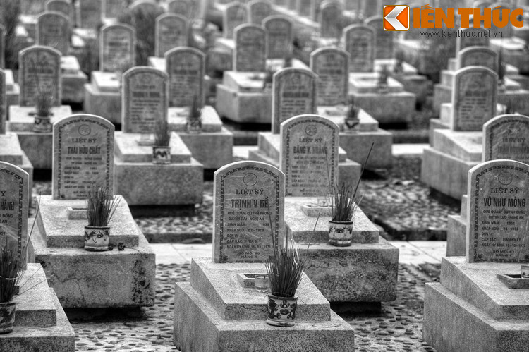 Bài bút ký của nhà thơ, Đại tá Nguyễn Hữu Quý đăng trên báo Quảng Bình năm 2013 đã ghi lại nhiều câu chuyện tâm linh kỳ lạ ở Nghĩa trang Liệt sĩ Trường Sơn, do ông Hồ Tất Ái - Trưởng ban quản lý Nghĩa trang - kể lại...