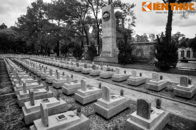 Ông H. kểi: "Tôi đang thắp hương thì từ đâu đó nghe tiếng vọng 'Đồng hương ơi, hát cho chúng tôi nghe với nhé'. Dù rất bất ngờ và hơi sợ nhưng tôi cũng đứng lại giữa hàng trăm nấm mộ hát liền 6 bài cho các đồng đội của tôi nghe...".