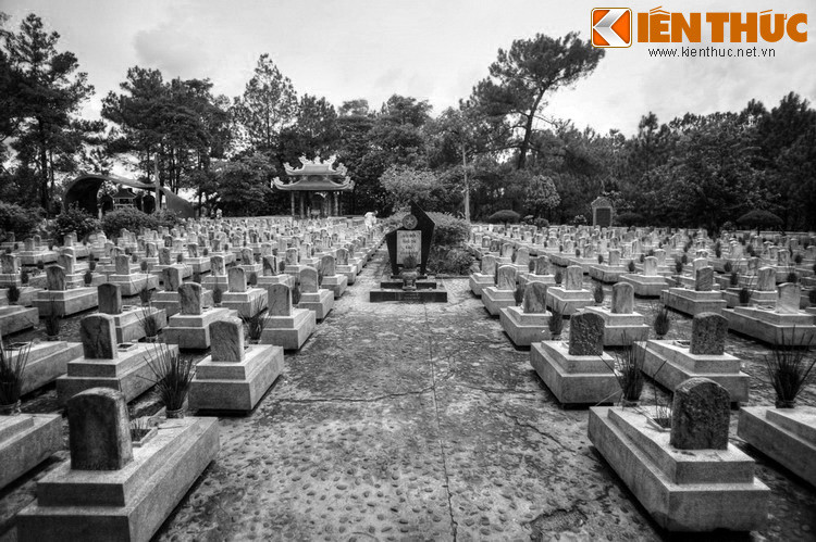 Cũng theo lời ông Ái, tại khu mộ 3, nơi yên nghỉ của liệt sĩ các tỉnh Hải Dương, Hưng Yên, Thái Bình, Bắc Giang, Bắc Ninh, anh em quản trang khi đi thắp hương đến gần hay nghe tiếng chào, tiếng cười lao xao vọng lại. Nhưng khi tới nơi thì không hề có bóng người nào.