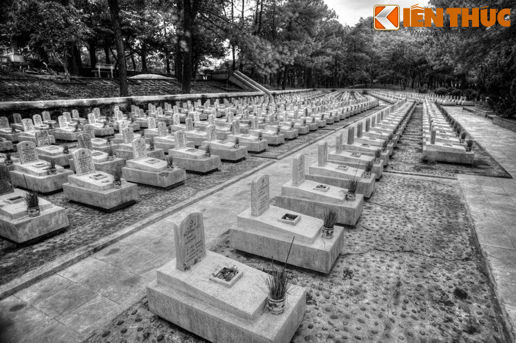 Câu chuyện cuối cùng được ghi lại trong bài bút ký xảy ra vào năm 2003. Khi đó gần tới Tết, cơ quan họp bàn tổ chức làm lễ tất niên thỉnh cáo Bác Hồ và các liệt sĩ vào ngày 26 tháng Chạp Âm lịch. Dịp này, khách đông nên ban quản lý Nghĩa trang không làm tất niên được đúng kế hoạch.