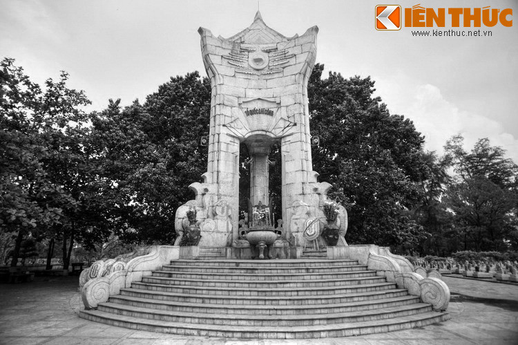 Nghĩ rằng ai đó đi viếng liệt sĩ nhưng bị mệt nên chưa về được, ông Ái hỏi "Ai đó?" nhưng không có tiếng trả lời. Ông tiếp tục đến gần và hỏi nhưng đáp lại là sự im lặng. Khi đến sát tượng đài, ông Ái quát lớn "Ai?" thì người đó mới lên tiếng: "Tôi là liệt sĩ ở nơi khác đến thăm liệt sĩ ở đây".