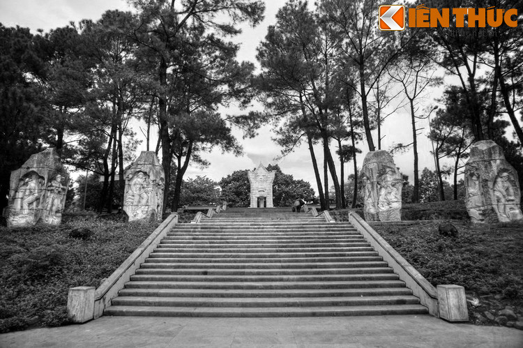 Theo đó, vào đêm 14/11 Âm lịch năm 2002, theo lệ thường, ông Ái lên tượng đài chính thắp hương cho các liệt sĩ. Đi cùng có ông Nguyễn Hồng Bằng, chủ tịch công đoàn cơ quan. Lúc ấy trời âm u, dưới ánh trăng mờ, họ thấy một người ngồi xếp bằng ngay ngắn dưới đài Tổ quốc ghi công.