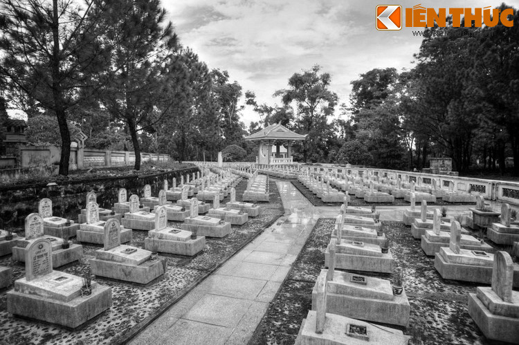 21h15 phút tối hôm đó, đang ngồi trong văn phòng, ông Ái nghe ngoài cửa có tiếng lao xao "anh vào đi", "em vào trước đi"... Ông Ái nghe lành lạnh người. Rồi có cảm giác ai đó đang đứng trước mặt hỏi "Tại sao việc các anh đã hứa mà không làm? Cũng chẳng nghe các anh cáo lỗi gì cả".