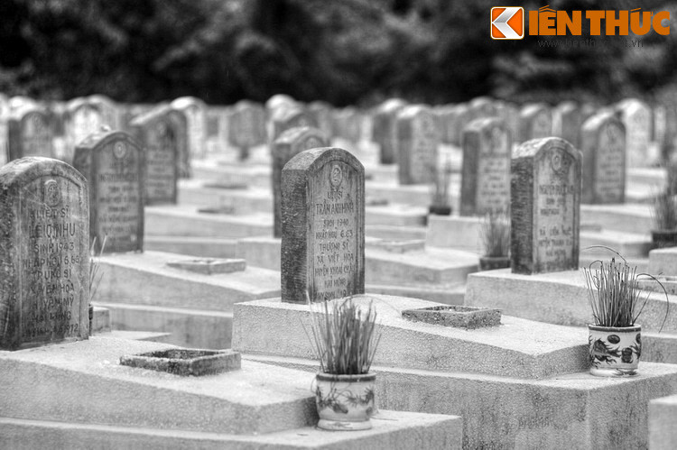 Ông Ái và ông Bằng thấy ớn lạnh. Nhưng ông Ái tiếp tục thắp hương, mắt không rời “người lạ". Trong ánh trăng mờ thấy người đó mặc áo Tô Châu của bộ đội Trường Sơn xưa. Nén hương trong tay chợt cháy rực. Chỗ liệt sĩ vừa ngồi cách nơi ông Ái đứng 1 mét giờ đây chỉ là một khoảng trống...