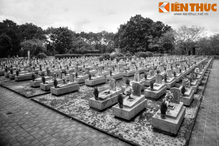 Một lần, một cựu binh Trường Sơn là Tiến sĩ T.V.H. đang công tác tại Trường ĐH KHXHVNV - ĐH Quốc gia Hà Nội đến khu mộ này thắp hương cho đồng đội vào lúc 23h30. 1h sáng, ông H. quay về khu nhà ban quản lý và kể lại một câu chuyện kỳ lạ.