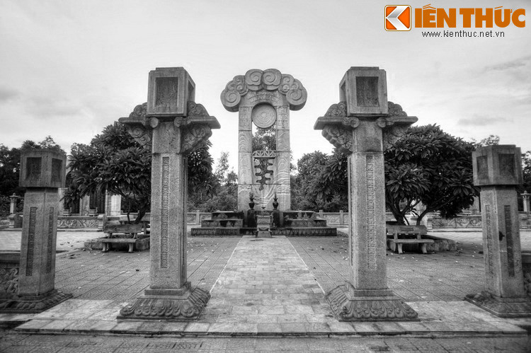 Một câu chuyện khác được ông Ái kể lại là có một đoàn tăng ni Phật tử từ Hà Nội vào viếng các liệt sĩ. Rất không may là hôm ấy trời mưa khá to nên lễ viếng tổ chức khá nhanh và đoàn lên xe ra về. Sau đó, các vị trở lại và dường như ai cũng có nét mặt đăm chiêu buồn bã.