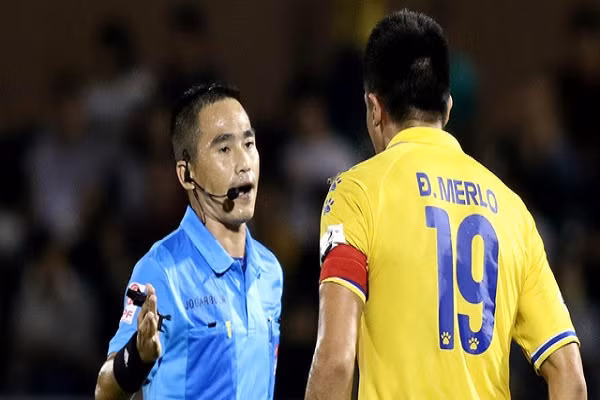 GDKT Nam Dinh: 'Trong tai con sai thi chung toi con noi'