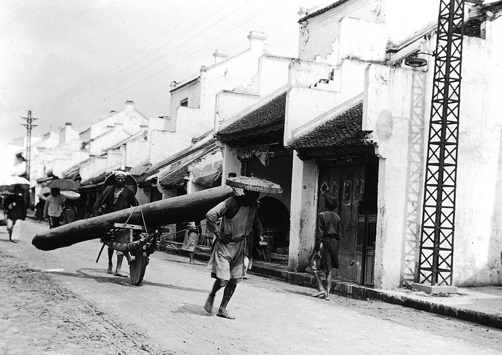 Cuối thế kỷ 19, trước khi hệ thống tàu điện hình thành, phương tiện đi lại của cư dân ở Hà Nội là các phương tiện thô sơ như cáng, xe đẩy, thuyền, xe ngựa, xe kéo tay và cơ bản nhất là người dân đi bộ.