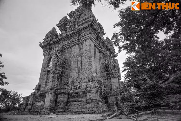 Trong thời gian trị vì, vua Po Klong Garai đã cho xây dựng nhiều công trình thủy lợi để phục vụ cho nông nghiệp, chấn chỉnh binh ngũ và chỉ cho dân tại đây nhiều ngành nghề để phát triển kinh tế, giúp đời sống hưng thịnh, nông nghiệp phát triển, mùa màng bội thu.