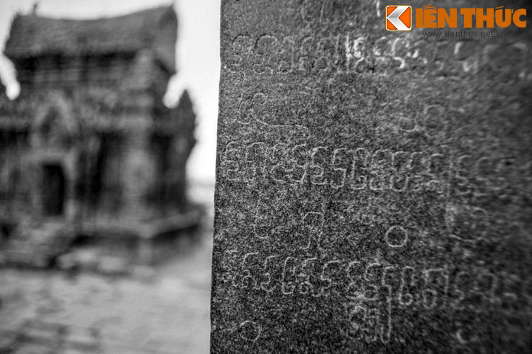 Vua Po Klong Garai không muốn xảy ra cuộc đổ máu vô ích nên thách tướng Hakral thi tài xây tháp, ai xây xong trước sẽ thắng. Nhân thấy khó đánh thắng vua Po Klong Garai bằng sức mạnh quân sự, Hakral đã chấp thuận.