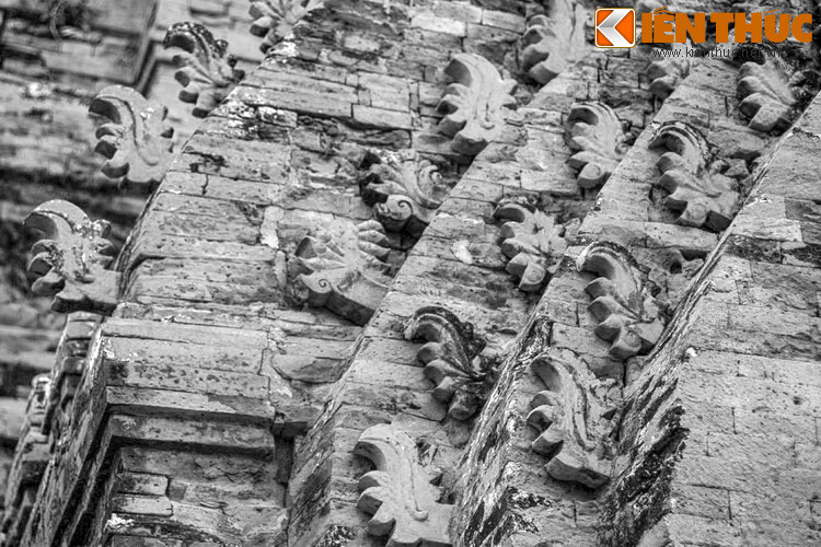 Vào một năm Sửu theo Chăm lịch, vua Po Klong Garai trở về Panduranga xem địa thế để xây tháp kỷ niệm thuở hàn vi của mình. Khi đi ngang qua vùng Balhul thì bị tướng Hakral của Chân Lạp đem quân đến quấy phá.