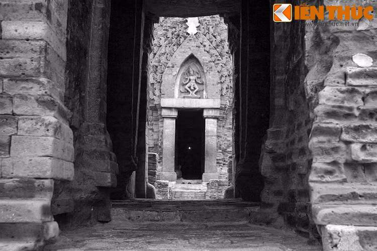 Tháp là công trình tưởng nhớ ngài Po Klong Garai, một vị vua được người Chăm suy tôn như vị thần thủy lợi. Xung quanh thân thế vua Po Klong Garai và tòa tháp cổ mang tên ông là những truyền thuyết nhuốm màu huyền bí được người Chăm lưu truyền suốt hàng trăm năm.