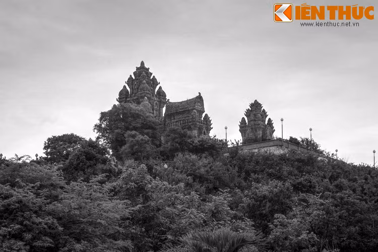 Vua Po Klong Garai xây tháp trên đồi Balhla (đồi Trầu ngày nay), còn tướng Hakral xây ở vùng Balhul. Kết cục, bên vua Po Klong Garai với sự tài trí của mình đã hoàn thành trước, tướng Hakral thua cuộc đành rút quân về. Và tháp Po Klong Garai đã hình thành như vậy... Mời quý độc giả xem video: Tín ngưỡng thờ mẫu Việt Nam: Di sản nhân loại. Nguồn: VTC14.