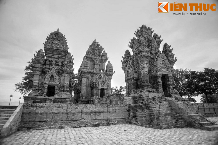 Sau đó một thời gian, vua của người Chăm lúc bấy giờ băng hà, con voi trắng trong cung chạy ra ngoài, tới quỳ phục trước Po Ong và cõng ông về triều. Từ đó, dân chúng tôn ông lên làm vua, lấy tên Po Klong Garai.