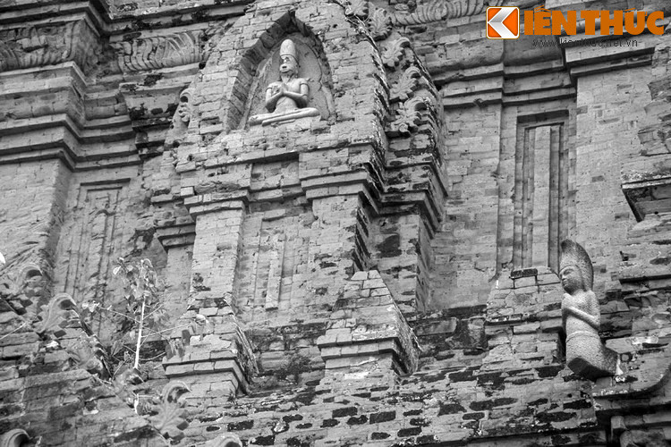 Lúc bấy giờ, quân Chân Lạp thường xuyên quấy nhiễu dân chúng ở vùng Pandurangga (Phan Rang - Tháp Chàm ngày nay), quê hương ông. Đích thân vua Po Klong Garai mang quân đến đánh tan kẻ xâm lược bằng tai thao lược của mình.