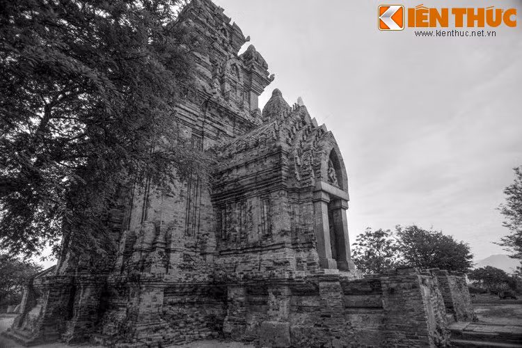 Theo đó, mẹ vua Po Klong Garai là người không rõ lai lịch, được hai vợ chồng già nhặt về từ một bọc vải trên đập Nha Trinh. Bà mang thai vì uống nước trên một tảng đá lớn trong rừng rồi sinh ra một người con xấu xí, khắp mình ghẻ lở và đặt tên là Po Ong.