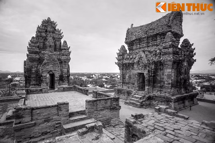 Nằm trên một quả đồi cao ở phía Tây thành phố Phan Rang - Tháp Chàm, tỉnh Ninh Thuận, tháp Po Klong Garai được đánh giá là cụm tháp Chăm cổ có quy mô và kiến trúc đẹp còn tồn tại đến nay.