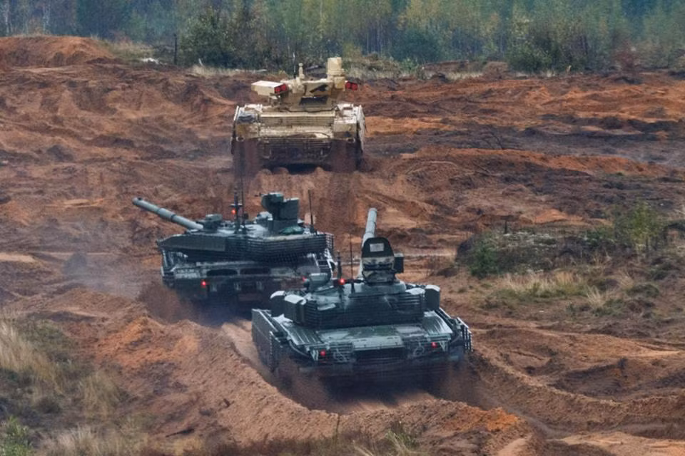 Tiêu biểu như những xe tăng T-72B3 mod 2016, T-90M, T-80BVM và xe chiến đấu hổ trợ tăng BMPT-72 cùng nhiều trang thiết bị quân sự khác. Nguồn ảnh: Bộ Quốc phòng Nga.