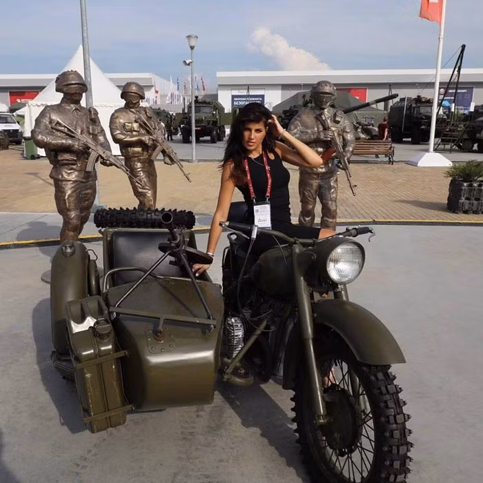 Có lẽ không triển lãm quân sự nào trên thế giới, quỵ tụ dàn người mẫu đông đảo như tại các triển lãm quốc phòng do Bộ Quốc phòng Nga tổ chức, thậm chí họ còn được so sanh nóng hơn cả kho vũ khí đang được trưng bày. Nguồn ảnh: HKpic.