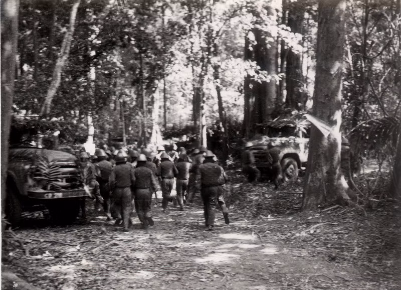 Bộ đội lái xe Trường Sơn thuộc Trung đoàn ô tô vận tải 13 tại chiến trường được trang bị áo giáp và mũ sắt của Đông Đức. Nguồn ảnh: Bộ tư lệnh 559.