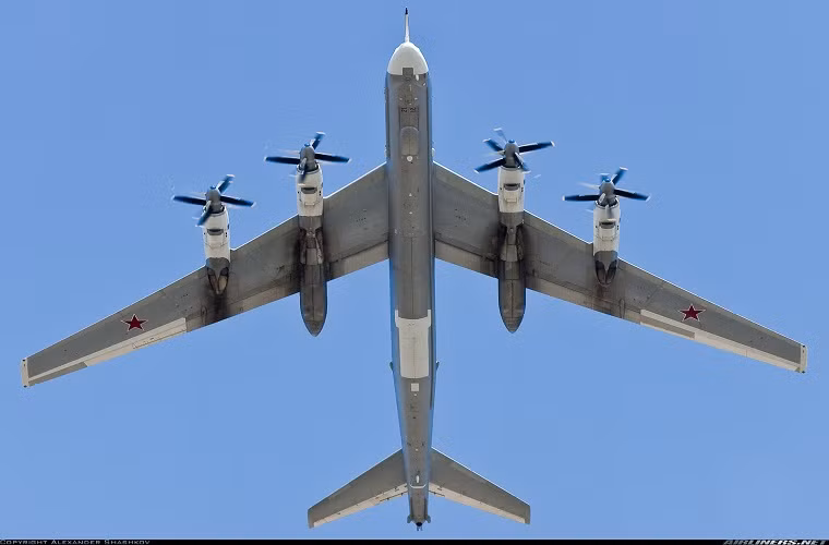 Về khả năng tải vũ khí, Tu-95MS có thể mang theo tới 15 tấn vũ khí các loại bao gồm: bom thông dụng, bom hạt nhân, tên lửa hành trình. Trong đó tên lửa hành trình của nó có tầm bắn hiệu quả lên đến hàng nghìn km. Nguồn ảnh: Pinterest.