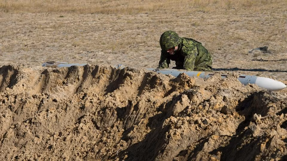 Chính vì vậy, quá trình vô hiệu hóa một quả tên lửa sẽ khó hơn rất nhiều so với việc vô hiệu hóa một quả bom-vốn thường được thực hiện bằng cách tháo kíp nổ rất dễ dàng. Nguồn ảnh: AF.