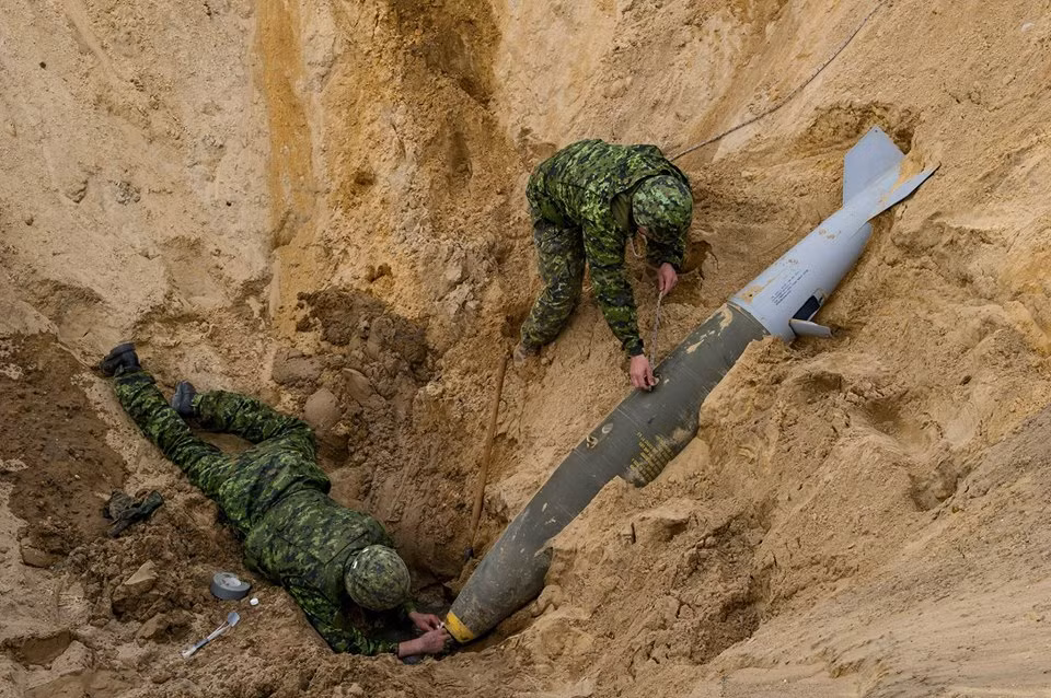 Dĩ nhiên, do không có chiến tranh Canada cũng không phải hứng chịu ô nhiễm bom mìn một trong những di chứng lâu dài nhất của chiến tranh. Dù vậy, Công binh Canada vẫn được huấn luyện kỹ năng tháo dỡ bom mìn để phục vụ các hoạt động khắc phục hậu quả chiến tranh ở nước ngoài. Nguồn ảnh: AF.