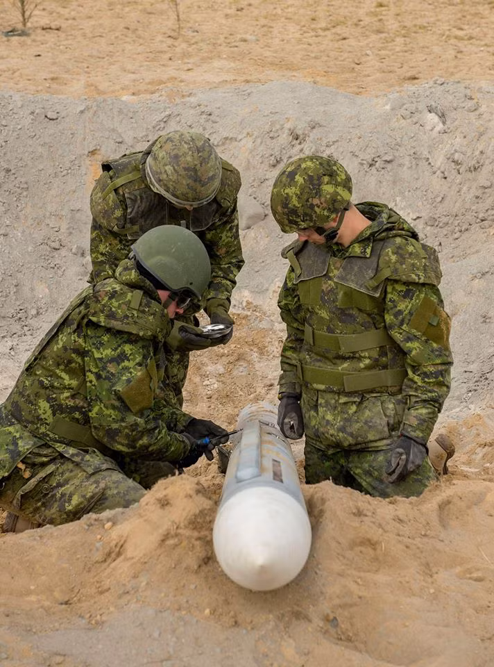 Ngoài việc khắc phục các loại bom thông thường, khắc phục các loại tên lửa "xịt" cũng là điều lực lượng công binh cần phải nằm lòng, nhất là trong thời đại tên lửa hóa vũ khí như ngày nay. Chưa kể đến việc, cơ cấu kích nổ của tên lửa đôi khi khác hoàn toàn so với cơ cấu kích nổ của bom thông thường. Nguồn ảnh: AF.