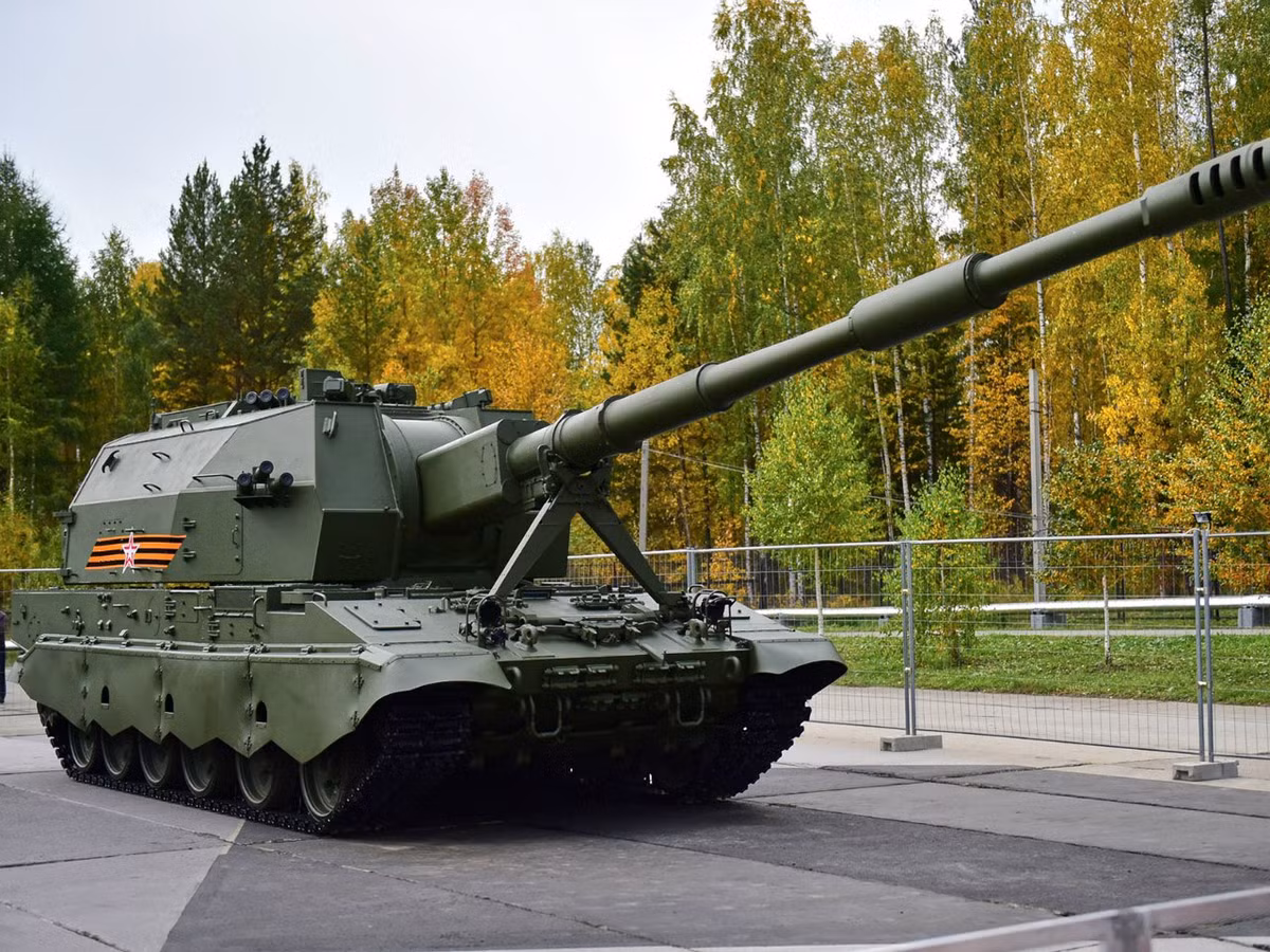 2S35 Koalitsiya-SV cũng có tính năng bắn trúng một mục tiêu đồng thời bằng nhiều loạt đạn khác nhau với mỗi viên đạn có một quỹ đạo bay khác nhau. Kết hợp với tốc độ bắn nhanh, đối phương sẽ tưởng nhầm rằng có nhiều khẩu pháo một lúc đang khai hỏa vào chúng từ nhiều vị trí khác nhau, tuy nhiên thực tế thì chỉ có 1 hoặc 2 khẩu. Đây là tính năng chỉ có trên pháo tự hành PzH 2000 của Đức. Nguồn ảnh: Reddit.