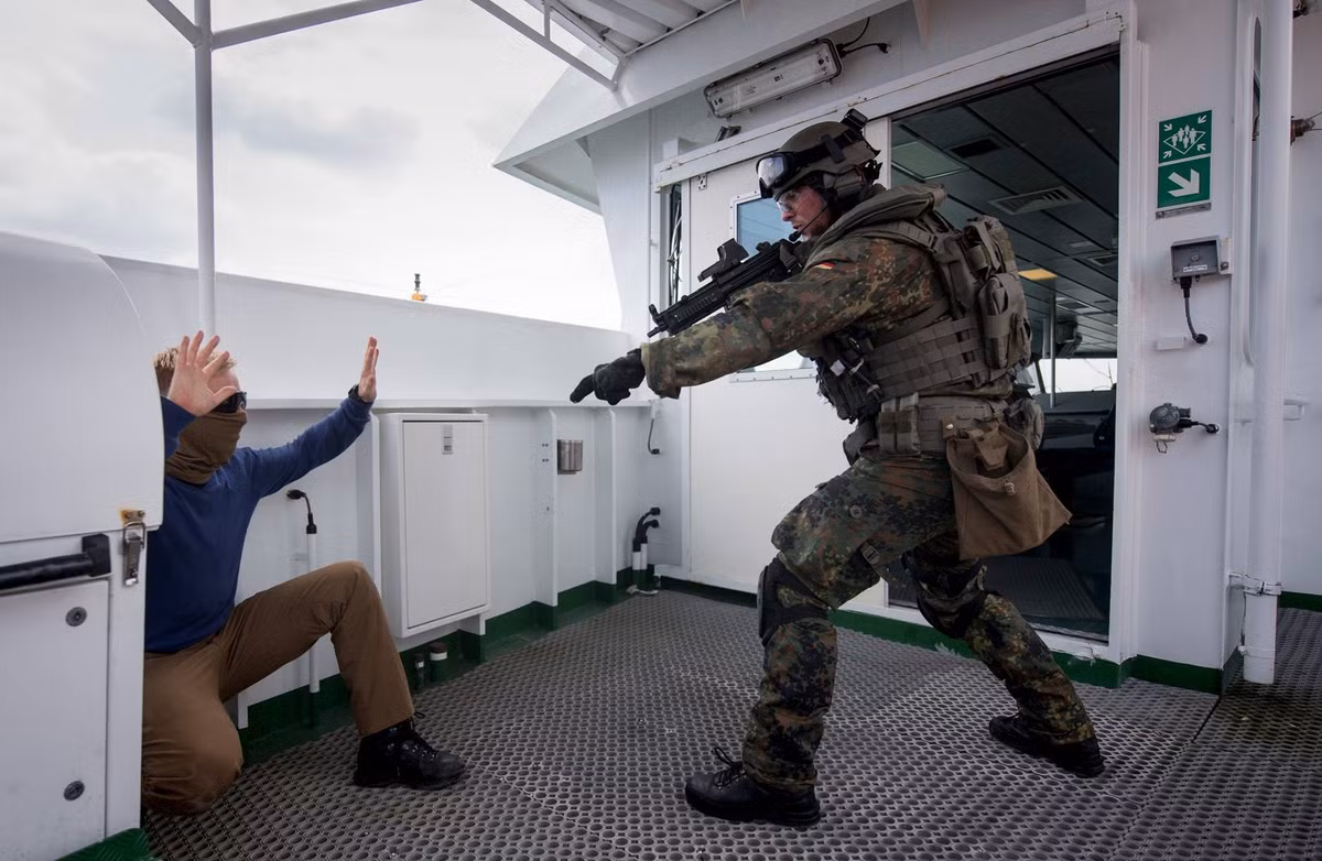 Trong thời gian gần đây Quân đội Đức đã tổ chức hàng loạt các cuộc tập trận chống cướp biển tại các căn cứ hải quân của nước này, nhằm đào tạo các binh sĩ của nước này có thêm các kỹ năng cần thiết dành cho nhiệm vụ chống cướp biển mà họ sẽ phải thực hiện trong thời gian sắp tới. Nguồn ảnh: Chosul.