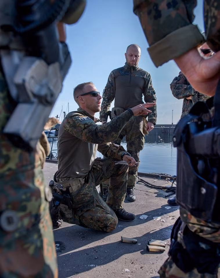 Trong tương lai, rất có thể lực lượng chống cướp biển của NATO sẽ được trang bị nhiều loại súng nhỏ gọn hơn nữa để phù hợp với môi trường tác chiến bên trong những tàu chở hàng-mục tiêu rất "ngon ăn" của những tên cướp biển. Nguồn ảnh: Chosul.