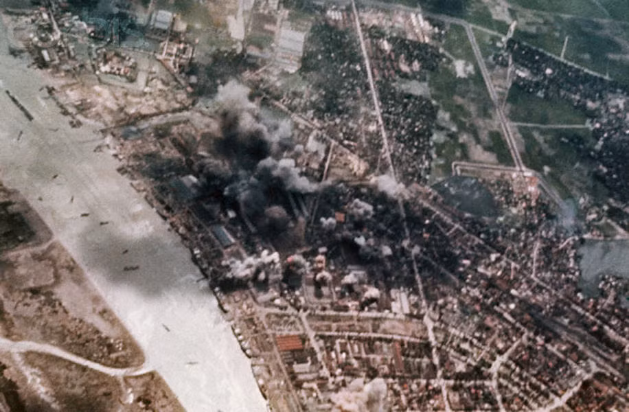 Đến năm 1972, khi Mỹ bắt đầu phê chuẩn việc đưa hệ thống đê điều của Việt Nam trở thành một trong những mục tiêu cần phải được đánh phá trong chiến dịch Linebacker II. Còn ở miền Bắc Việt Nam khi đó có tới tổng cộng khoảng 4000 km đê, điều, đập và cống. Nguồn ảnh: Flickr.