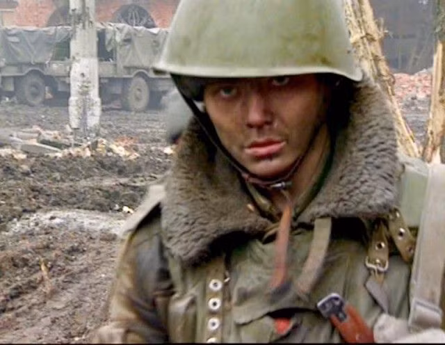 Đây là cuộc chiến quy mô lớn đầu tiên mà Nga tham dự sau khi Liên Xô tan rã. Lúc này, Quân đội Nga đang trong quá trình "tinh giảm biên chế" để giảm gánh nặng quốc phóng vốn dĩ đã rất nặng nề với quốc gia này sau hậu Xô Viết. Nguồn ảnh: Englishrussia.