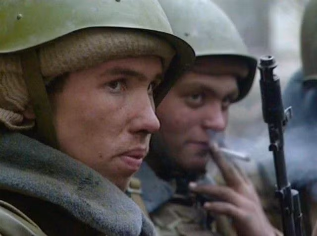 Lính Nga tham gia chiến tranh ở Chechnya vẫn sử dụng mũ sắt, ủng và trang phục giống với cha ông họ ở... Chiến tranh Thế giới thứ hai từ nửa thế kỷ trước. Nguồn ảnh: Englishrussia.