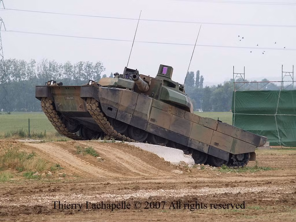 Cho đến nay tổng cộng đã có hơn 800 chiếc AMX Leclerc được sản xuất, xe được trang bị hệ thống nạp đạn tự động, pháp nòng trơn 120 mm và có tốc độ di chuyển tối đa lên tới 72 km/h. Nguồn ảnh: Lecl.