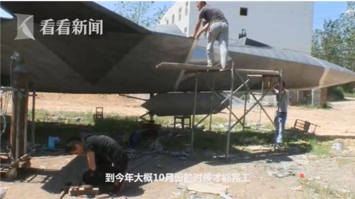 Quá trình lắp ráp "chiến đấu cơ" này diễn ra dưới sự giúp đỡ của những công cụ đơn sơ hoàn toàn không có các loại máy móc hiện đại nào. Nguồn ảnh: Sina.