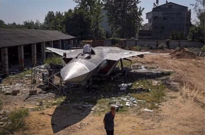 Công trình để đời này thuộc về một người nông dân ở Hồ Bắc, với thành tích lắp ráp được một mô hình chiến đấu cơ tàng hình J-20 với tỷ lệ 1:1, ông đã là người nông dân Trung Quốc hiếm hoi có thể chế tạo được "máy bay tàng hình". Nguồn ảnh: Sina.