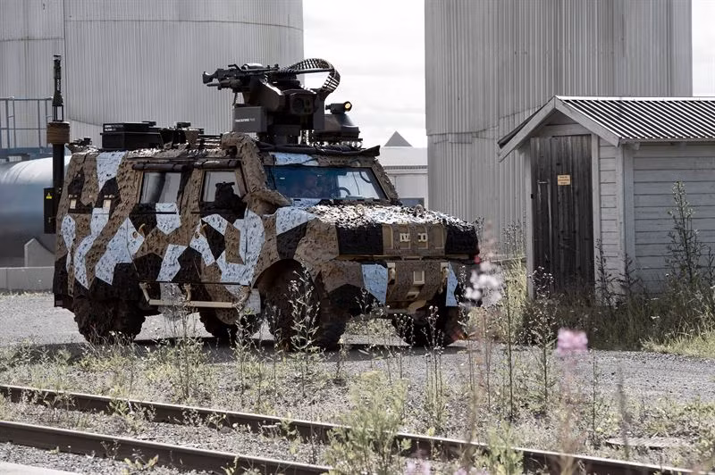 Hiện tại, vẫn chưa rõ phía Anh chỉ trang bị màu sơn ngụy trang này cho một vài đơn vị hay cho toàn quân. Tuy nhiên có thể chắc chắn một điều, việc các cuộc xung đột càng ngày càng có xu hướng diễn ra trong môi trường đô thị đã khiến quân đội Anh phải thay đổi. Nguồn ảnh: Saab.