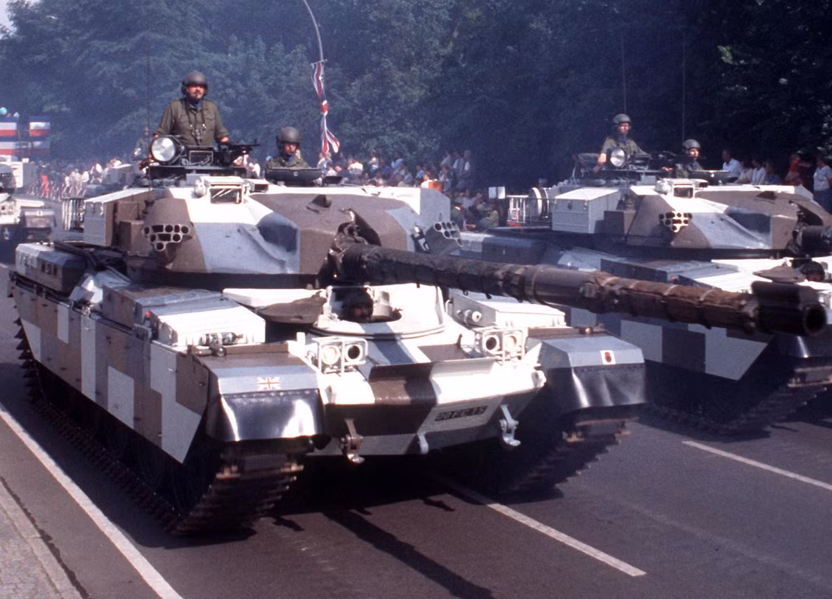 Theo lý giải của Quân đội Anh, sở dĩ có màu sơn ngụy trang trên là nhằm giúp các đơn vị thiếp giáp Anh khó bị phát hiện hơn trong môi trường tác chiến đô thị mà cụ thể hơn là ở phía tây Berlin, dù trong có vẻ như là sơn ngẫu nhiên nhưng trên thực thế mỗi dòng phương tiện bọc thép của Quân đội Anh lại có một kiểu sơn ngụy trang khác nhau với các khối vuông được bố trí theo một quy luật quang hình học riêng biệt. Nguồn ảnh: Urban.