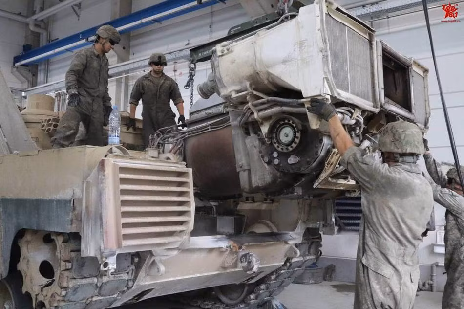 Với thiết kế theo kiểu mô-đun và được tiêu chuẩn hóa ở mọi công đoạn, những chiếc xe tăng M1A1 của M ỹ có thể dễ dàng thay đổi toàn bộ hệ thống động cơ chỉ trong hơn 1 giờ đồng hồ trong mọi điều kiện chiến trường, chỉ cần có xe bọc thép hổ trợ M88. Nguồn ảnh: Sina.