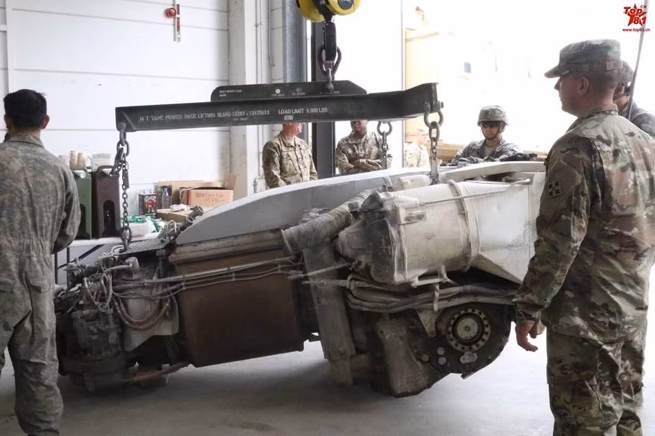 Với AGT1500C xe tăng M1A1 của Mỹ có thể di chuyển với tốc độ tối đa lên đến 72 km/h trên đường bằng phẳng hoặc 48km/h với địa hình gồ ghề. Tầm hoạt động của nó chỉ hơn 420km. Nguồn ảnh: Sina.