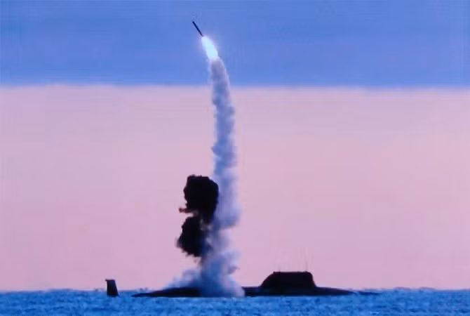 Tới tận ngày nay, khả năng lặn sâu, tấn công bất ngờ và độ kín đáo của các tàu ngầm lớp Akula vẫn khiến cả châu Âu và Mỹ lo sợ. Tới giờ phút này có thể khẳng định, công nghệ đóng tàu ngầm của Liên Xô và Nga sau này đã vượt trước công nghệ chống tàu ngầm của NATO tới vài chục năm. Nguồn ảnh: ua.today.