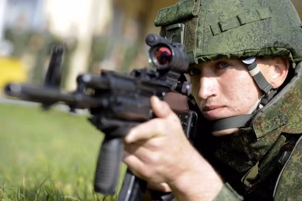 Các loại vũ khí của Tập đoàn Kalashnikovs hiện nay cũng đã hiện đại không thua kém gì các loại súng NATO khi nó được trang bị rất nhiều rãnh kỹ thuật cho phép người lính có thể gắn được nhiều thiết bị, phụ kiện ngoài giúp tăng hiệu quả chiến đấu. Nguồn ảnh: VPK.