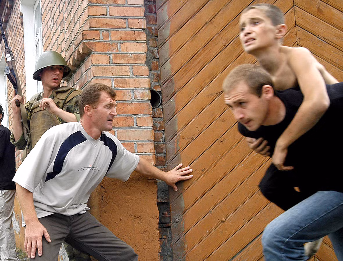 Tới 9 giờ tối cùng ngày, đã có tổng cộng 646 người được xác nhận đã nhập viện, trong đó có 227 trẻ em. 20 phút sau, thương vong của thảm kịch này được nhà chức trách Nga thông báo lên đến 200 người trong đó có 79 người đã được nhận dạng. Tuy nhiên số liệu thương vong cuối cùng lại lên tới 322 người trong đó có 155 trẻ em, tất cả họ đều là những nạn nhân vô tội cho hành động hèn hạ nhất của khủng bố cực đoan ở Nga. Nguồn ảnh: IBTime.