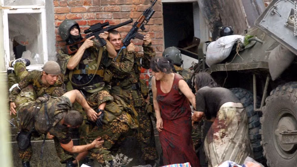 Do ngôi trường khá lớn và bọn khủng bố có số lượng ít nên rất nhiều người đã kịp trốn thoát được ra ngoài. Dưới sự yểm trợ của xe tăng và xe thiết giáp, Quân đội Nga đã đón được không ít hơn 100 người trốn thoát trong các ngóc ngách xung quanh ngôi trường. Tuy nhiên số lượng con tin bị bọn khủng bố kiểm soát vẫn còn rất lớn. Nguồn ảnh: CNN.