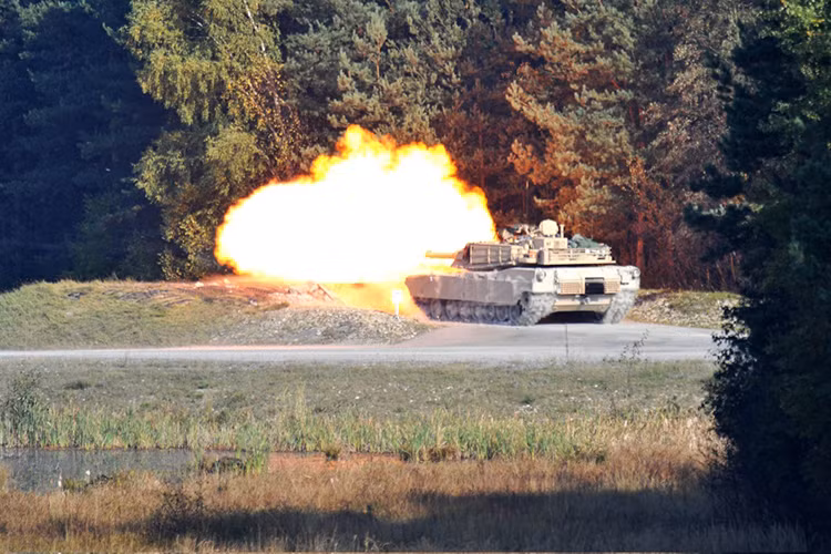 Về sức mạnh hỏa lực, M1A1 được trang bị một pháo chính 120mm L/44 M256A1, khẩu pháo này có tầm bắn lên đến 4.000m với đạn thông thương hoặc 8.000m với tên lửa chống tăng dần đường. Tuy nhiên M1A1 của Mỹ không có khả năng triển khai tên lửa chống tăng qua nòng. Nguồn ảnh: Stars and Stripes.