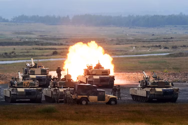 Bên cạnh đó M1A1 còn được trang bị hệ thống vũ khí phòng vệ tầm gần như súng máy hạng nặng 12.7mm M2HB có tầm bắn hiệu quả khoảng 2.000. và 2 súng máy 7.62mm M240. Nguồn ảnh: Stars and Stripes.