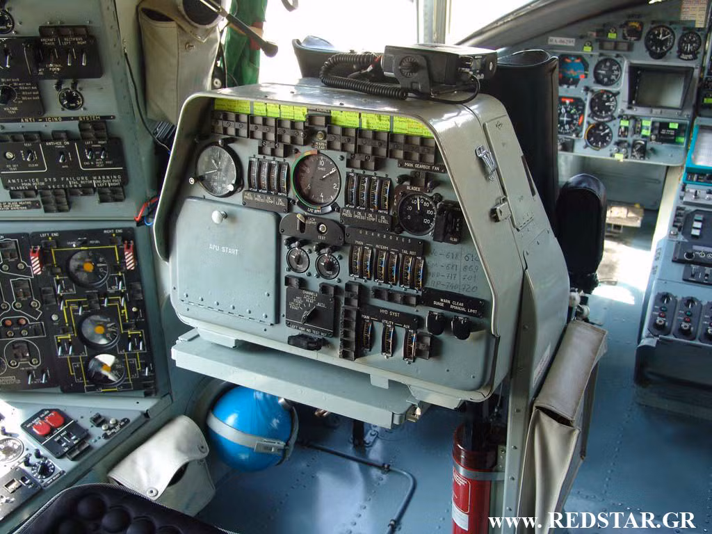 Vị trí ngồi của kỹ sư bay trên một chiếc Mi-26, giống như mọi loại máy bay khác được chế tạo từ thời Liên Xô, tiêu chí của chiếc Mi-26 là to, khỏe, bền, dễ bảo dưỡng, dễ sửa chữa và có giá thành phải chăng. Nguồn ảnh: Redstar.